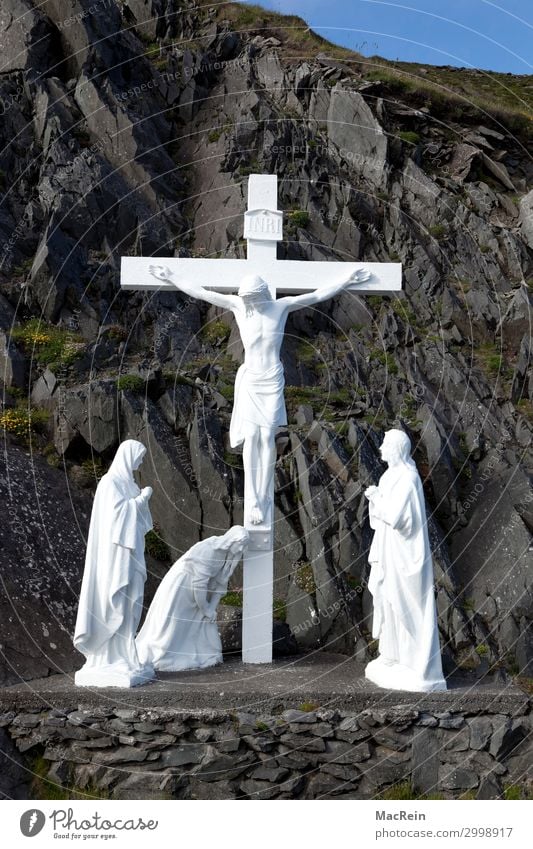 Kreuz an der Straße von Dingl, Nordirland Felsen Küste schwarz weiß Kraft trösten demütig Schmerz Jesus Christus kreuz Christliches Kreuz Glaube Christentum