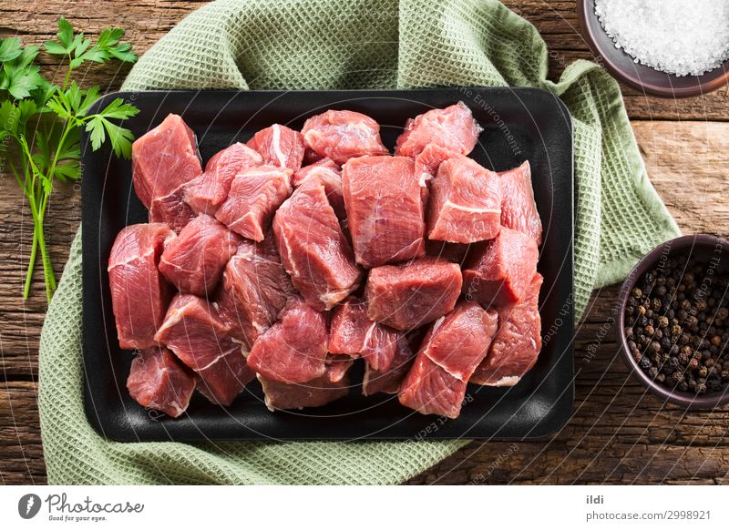 Frisches, rohes, gewürfeltes Rindfleisch Fleisch frisch rot Lebensmittel Zutaten Essen zubereiten geschnitten Spielfigur Streifen vorbereitend fettarm Würfel