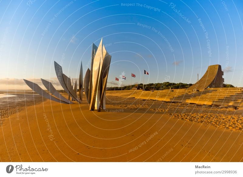 Skulptur "Les Braves" Normandie Strand Meer Sand Wahrzeichen Denkmal bedrohlich Bekanntheit dunkel gruselig gelb gold Tod Krieg Kriegerdenkmal Omaha Beach