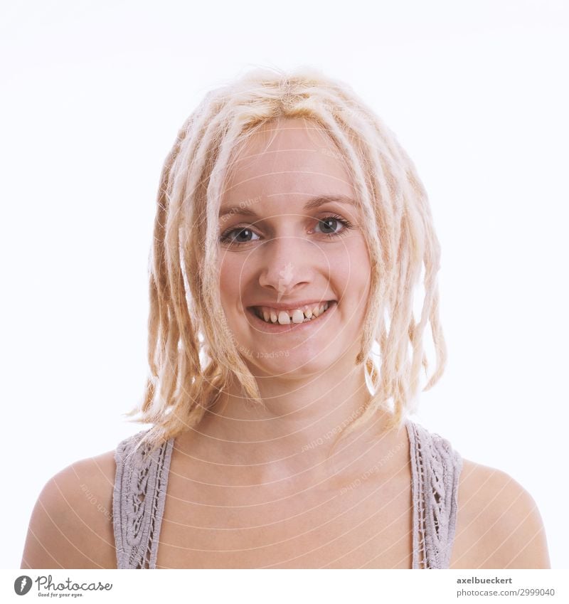 glückliche junge Frau mit blonden Dreadlocks und Zahnlücke Subkultur Hippie Rastalocken Lifestyle Haare & Frisuren Freude Junge Frau Jugendliche Erwachsene Mode