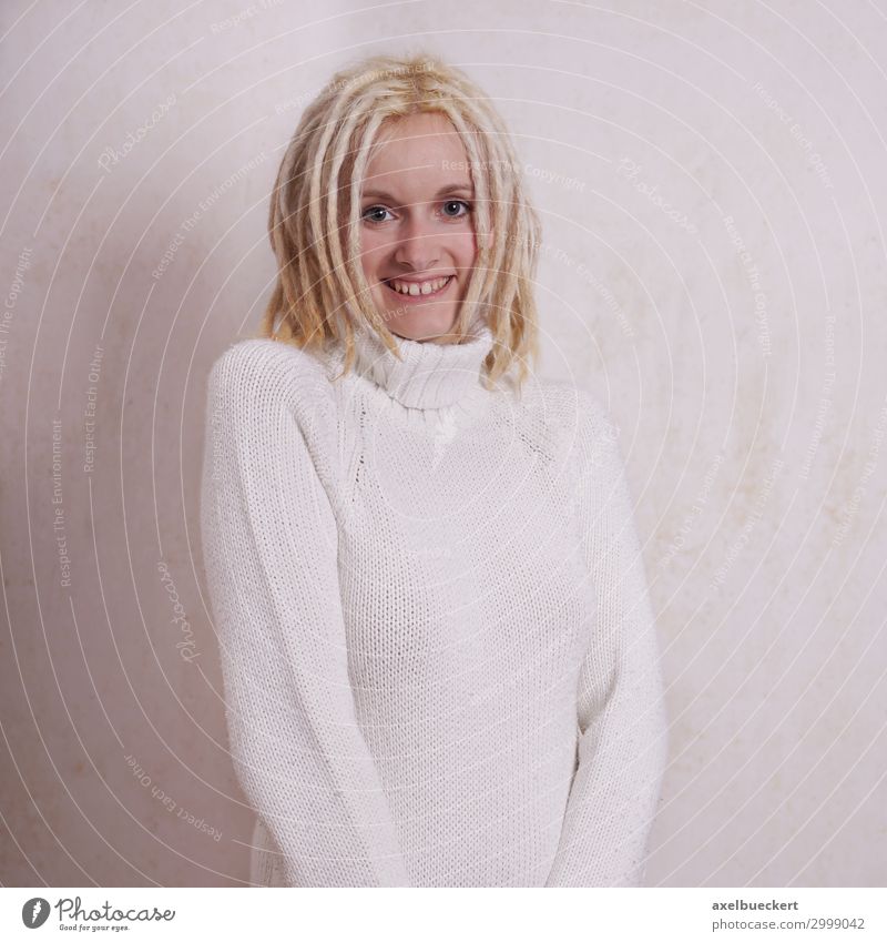 junge Frau mit blonden Dreadlocks Haare & Frisuren Rastalocken Subkultur Lifestyle Mensch feminin Junge Frau Jugendliche Erwachsene 1 18-30 Jahre Mode Pullover