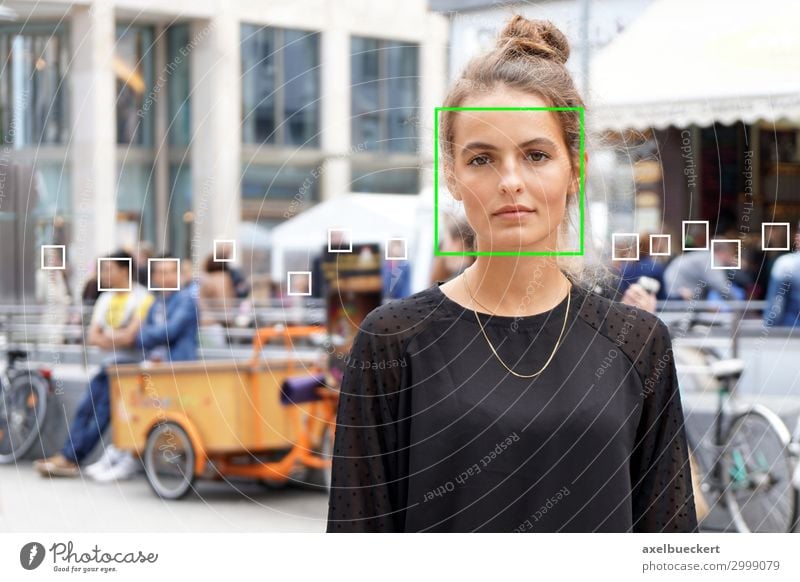 Gesichtserkennung von junger Frau in der Menschenmenge Künstliche Intelligenz Überwachung Technik & Technologie Software Wissenschaften Fortschritt Zukunft