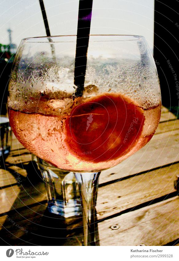 Aperol Spritz Getränk Alkohol Sekt Prosecco Glas Trinkhalm trinken kalt orange Erfrischungsgetränk Sommerurlaub sommerlich Orangenscheibe Farbfoto Außenaufnahme