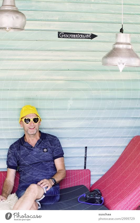 chillen bei karl Mann Urlaub Ferien Bar feiern fotografieren Sommer Hut Sonnenbrille Tourist Fotoapparat