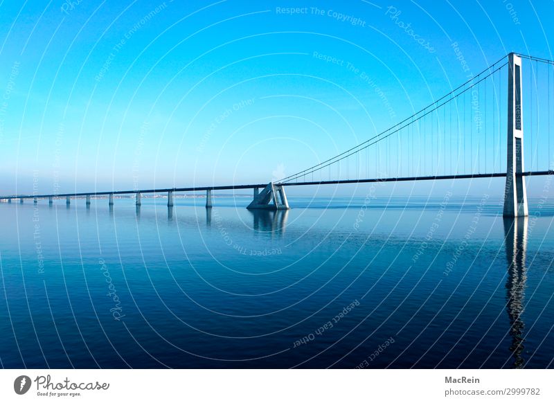 Großer-Belt-Brücke Bauwerk Architektur Autobahn Wandel & Veränderung Meerstraße Dänemark Fünen Seeland Brückenkonstruktion Brückenbau Brückenpfeiler blau Himmel