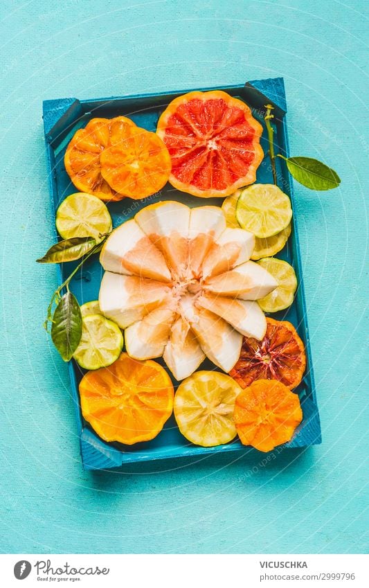 Verschiedene bunte Zitrusfrüchte mit grünen Blättern . Lebensmittel Frucht Orange Ernährung Bioprodukte Diät Saft Lifestyle Stil Gesunde Ernährung gelb Design
