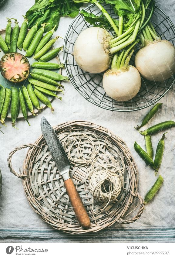 Frischgemüse auf Küchentisch mit Messer Lebensmittel Gemüse Ernährung Bioprodukte Vegetarische Ernährung Diät Geschirr Lifestyle Design Gesunde Ernährung