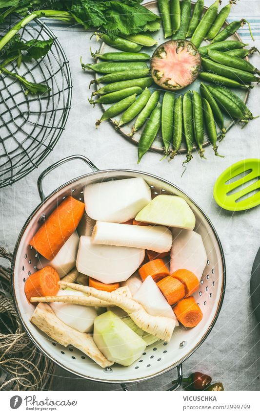 Weißes Sieb mit frischem Gemüse Lebensmittel Suppe Eintopf Ernährung Mittagessen Bioprodukte Vegetarische Ernährung Diät Geschirr Stil Gesunde Ernährung Tisch