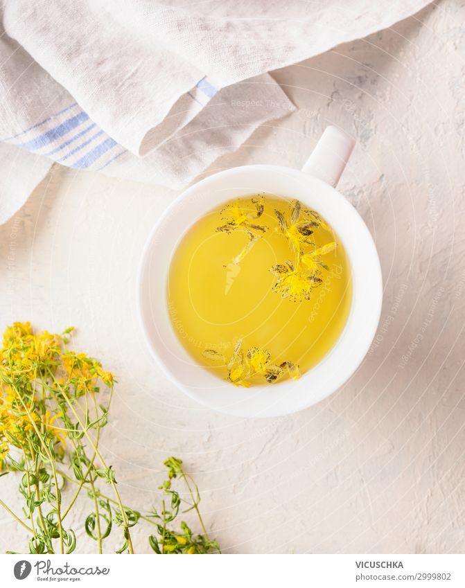 Tasse mit mit gelbem Kräutertee Lebensmittel Kräuter & Gewürze Ernährung Bioprodukte Diät Getränk Heißgetränk Tee Design Gesundheit Behandlung Alternativmedizin