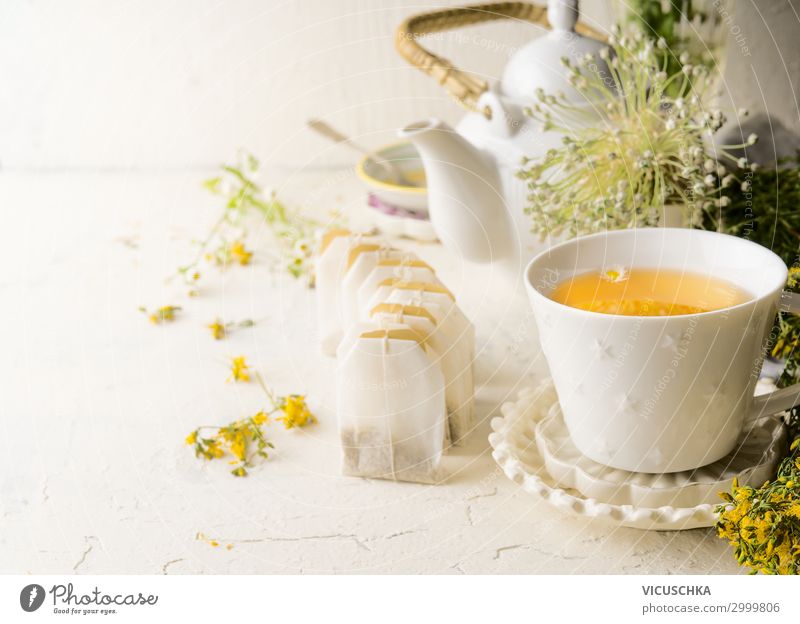 Tee Tasse mit Kräutertee Teebeuteln Lebensmittel Ernährung Frühstück Getränk Heißgetränk Stil Design Gesunde Ernährung Häusliches Leben Blüte gelb