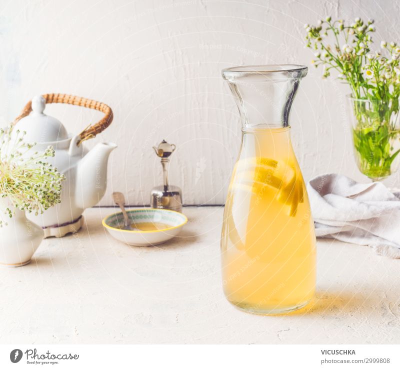 Karaffe mit weißem Tee Zitronen Limonade Getränk Erfrischungsgetränk Trinkwasser Saft Stil Gesunde Ernährung Sommer Häusliches Leben Coolness gelb Design