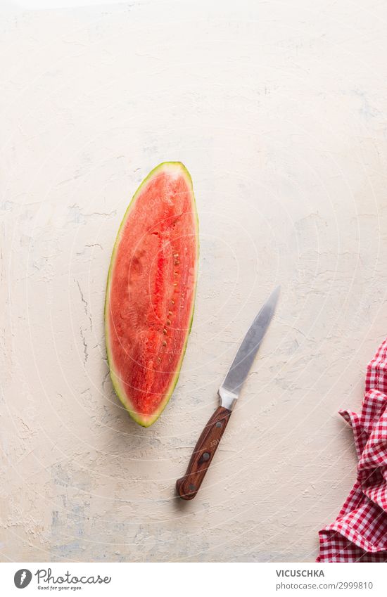 Stück Wassermelone auf weißem Tisch mit Messer Lebensmittel Frucht Ernährung Design Gesunde Ernährung Sommer Hintergrundbild Teile u. Stücke Essen