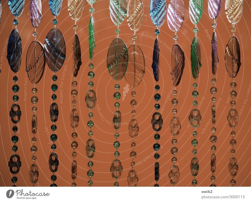 Tinnef Dekoration & Verzierung Vorhang Glasperle hängen glänzend retro viele mehrfarbig rot Tand Farbfoto Innenaufnahme Muster Strukturen & Formen Menschenleer