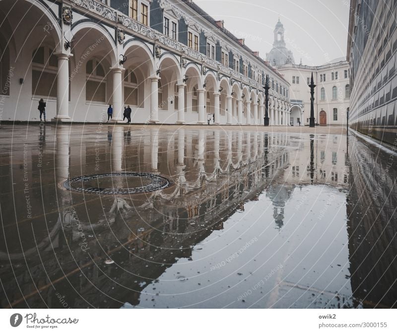 Dresden unter Wasser Mensch Regen Deutschland Stadt Stadtzentrum bevölkert Kirche Bauwerk Gebäude Architektur Sehenswürdigkeit historisch nass Innenhof Arkaden