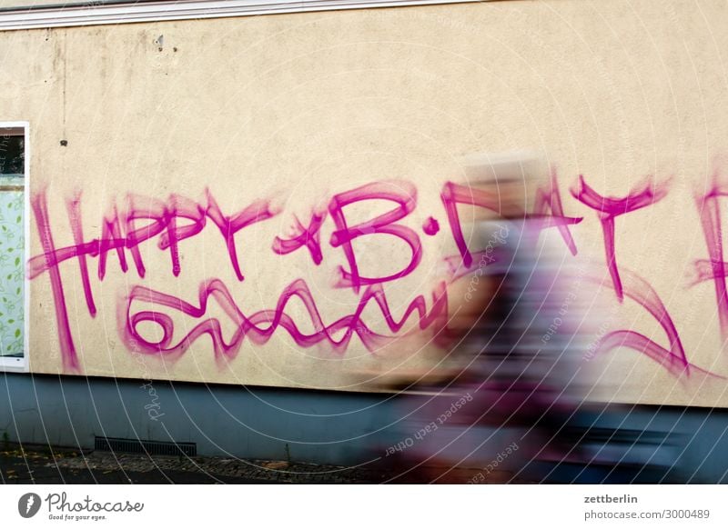 Happy B-Day Happy Birthday Geburtstag Glückwünsche Geburtstagswunsch Wunsch Haus Wand Mauer Graffiti taggen Vandalismus Tagger beschmiert Beschriftung Fahrrad