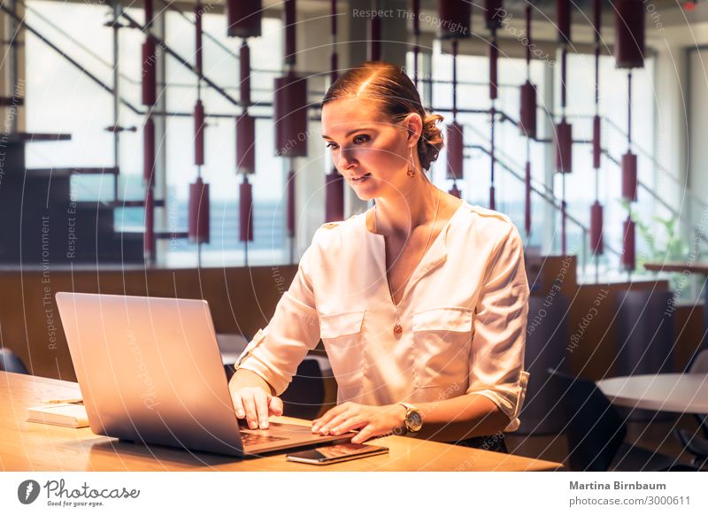 Junge Geschäftsfrau beim Tippen am Computer schoen Schreibtisch Arbeit & Erwerbstätigkeit Beruf büro Business Notebook Technik und Technologie Internet human