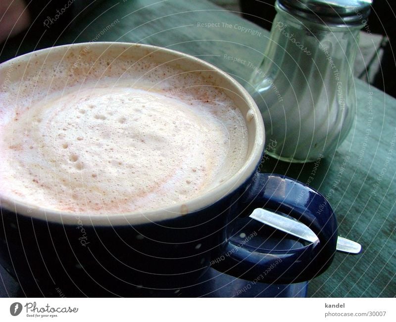 Kaffeepause Milchkaffee Schaum Tasse rustikal Nahaufnahme Detailaufnahme Zuckerstreuer Außenaufnahme