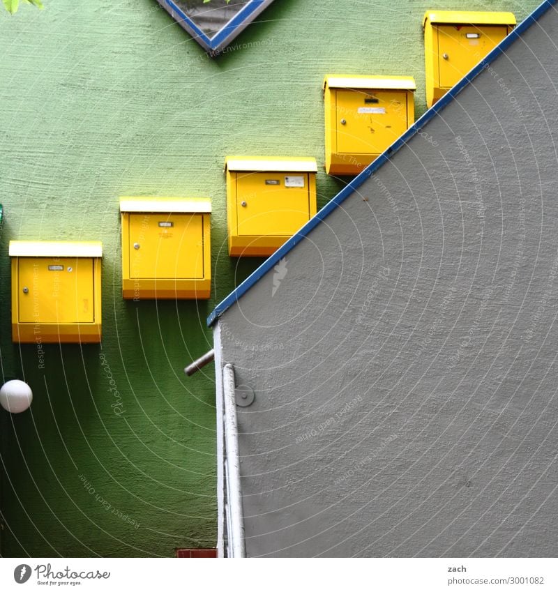 Post Stadt Stadtzentrum bevölkert Haus Mauer Wand Treppe Briefkasten Häusliches Leben gelb grün Postbote Farbfoto Außenaufnahme Menschenleer Textfreiraum rechts