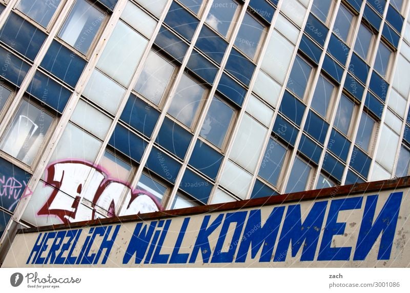 Herzlich Willkommen Stadt Stadtzentrum Haus Hochhaus Ruine Mauer Wand Fassade Fenster Glas Zeichen Schriftzeichen Linie Häusliches Leben eckig kaputt blau Ehre