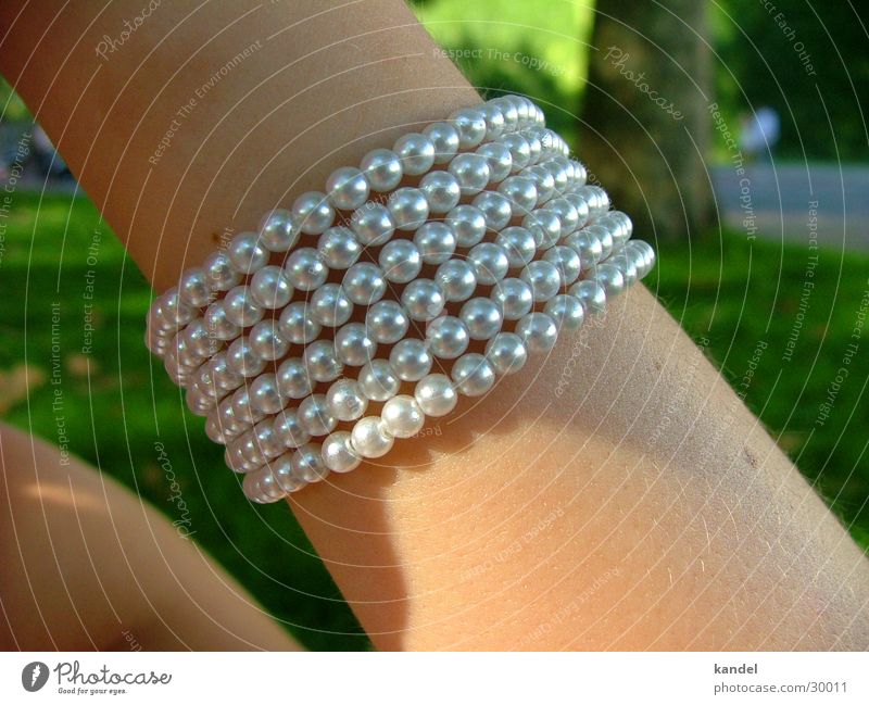 Das Band am Arm Armband Schmuck Frau Handwerk Arme Perle Haut silber
