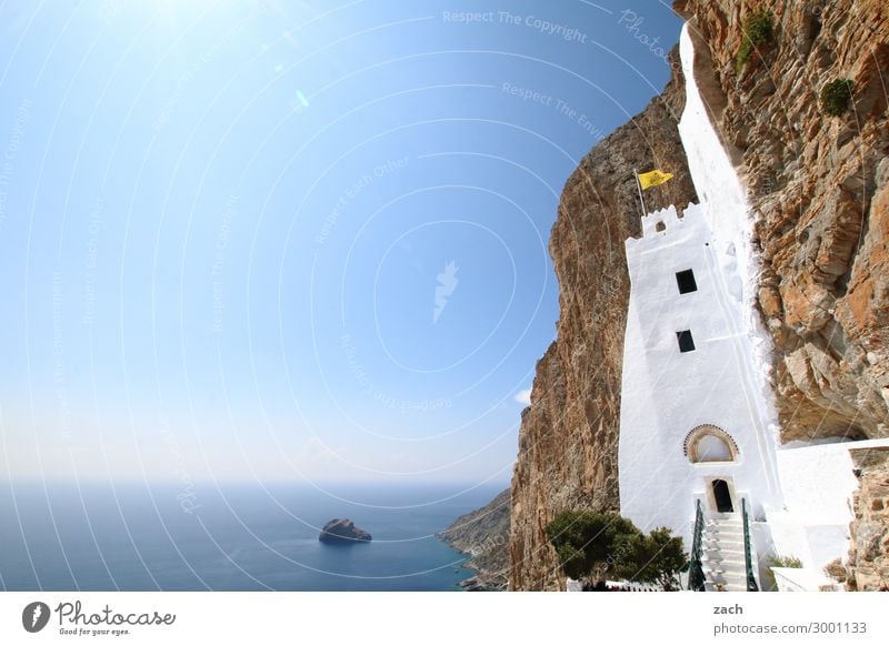 Leben am Abgrund Wolkenloser Himmel Horizont Schönes Wetter Felsen Küste Meer Mittelmeer Ägäis Insel Kykladen Amorgos Griechenland Menschenleer Kirche Kloster