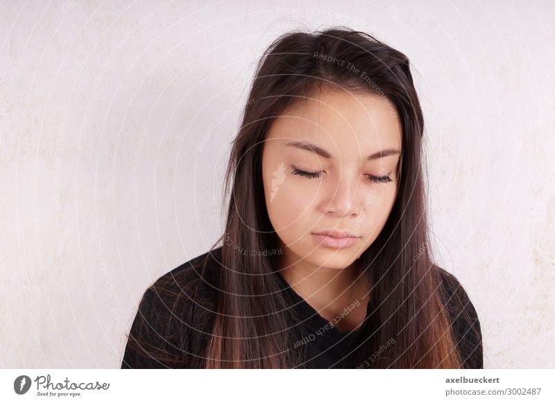 junge Asiatin weint Lifestyle Mensch Junge Frau Jugendliche Erwachsene 1 13-18 Jahre 18-30 Jahre schwarzhaarig brünett langhaarig Traurigkeit weinen Gefühle