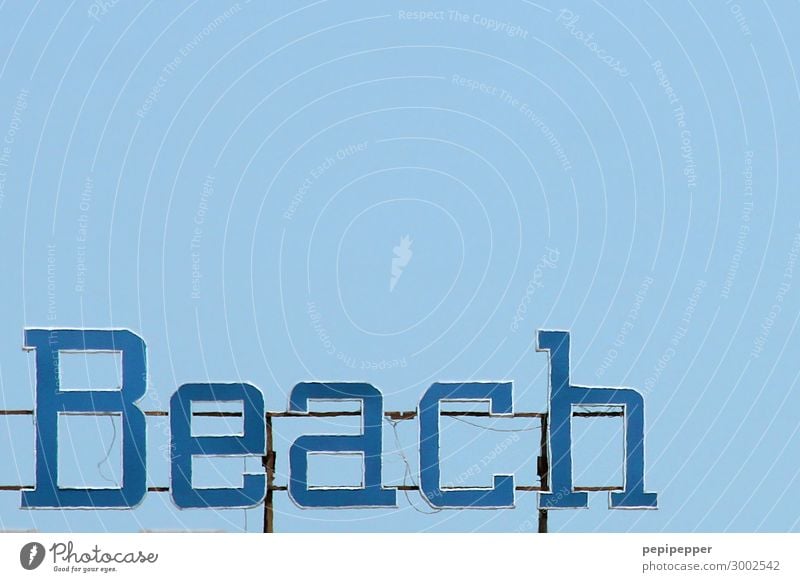 Beach Ferien & Urlaub & Reisen Tourismus Sommer Sommerurlaub Strand Himmel Wolkenloser Himmel Wellen Küste Meer Stahl Rost Kunststoff Schriftzeichen