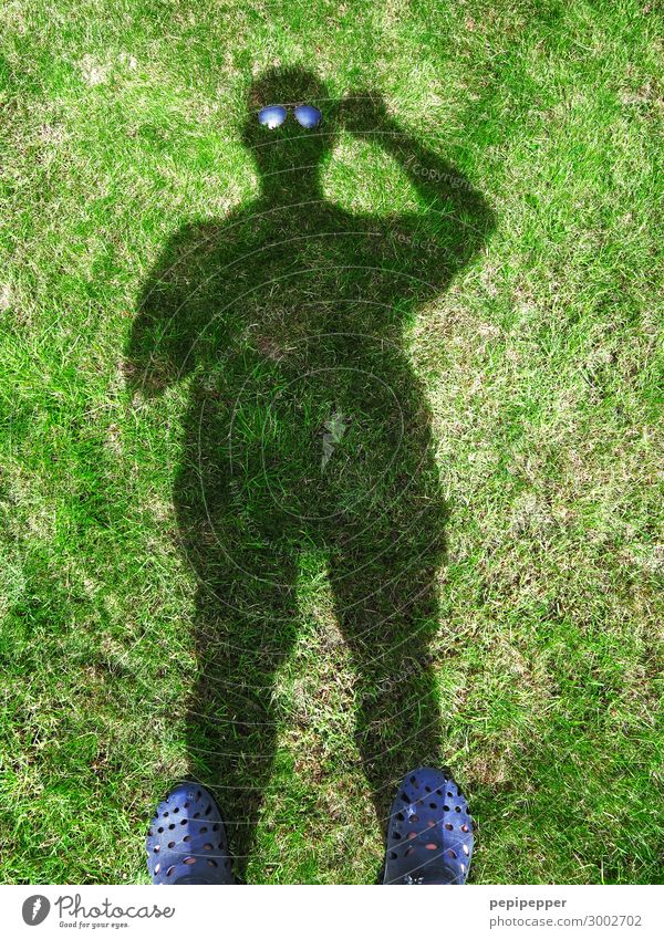 Pantoffelheld Freizeit & Hobby Häusliches Leben Mensch maskulin Mann Erwachsene Körper 1 Gras Garten Wiese Sonnenbrille Hausschuhe Coolness lustig grau grün