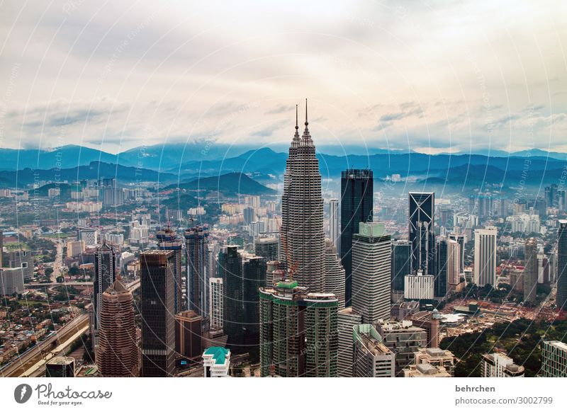 architektur und natur | verdrängung Kontrast Licht Hochhaus Petronas Twin Towers Großstadt Gegenlicht Menschenleer Außenaufnahme Farbfoto außergewöhnlich