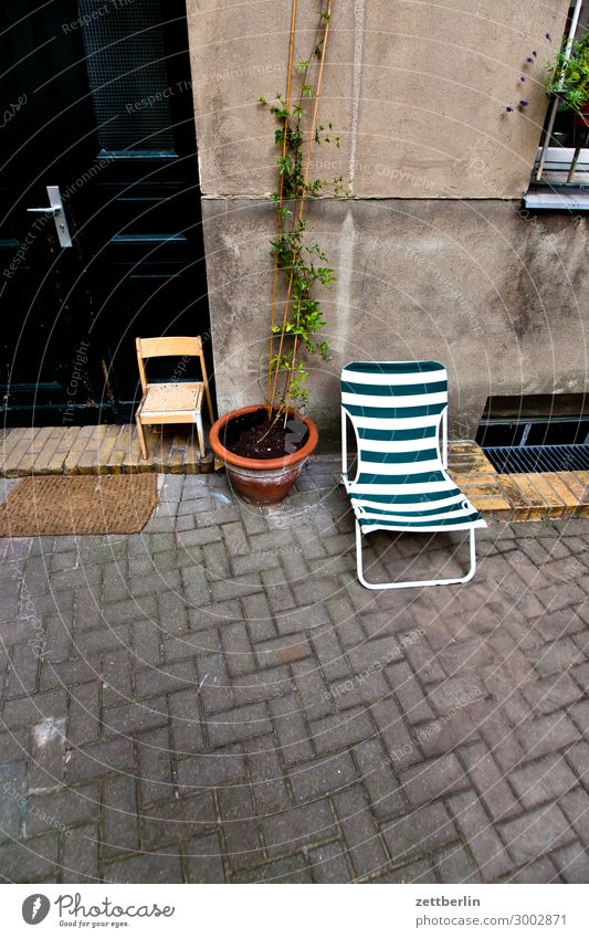 Zwei Stühle Stuhl Klappstuhl Campingstuhl Möbel Gartenmöbel Hochstuhl Hof Hinterhof Terrasse Innenhof Stadthaus Mieter Häusliches Leben Wohngebiet Pflanze