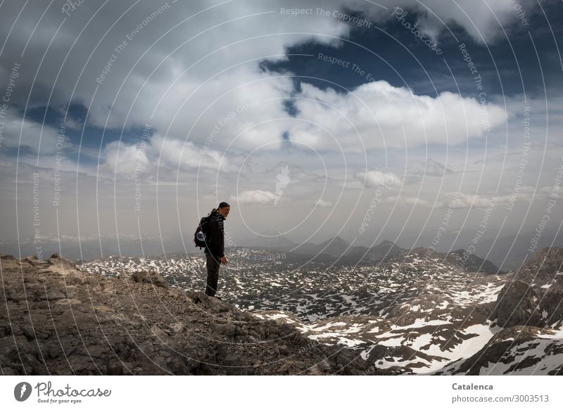 Isolation | ganz oben auf dem Gipfel schaut der Wanderer in die Ferne Fitness Ausflug Freiheit Berge u. Gebirge wandern Landschaft Urelemente Himmel Wolken