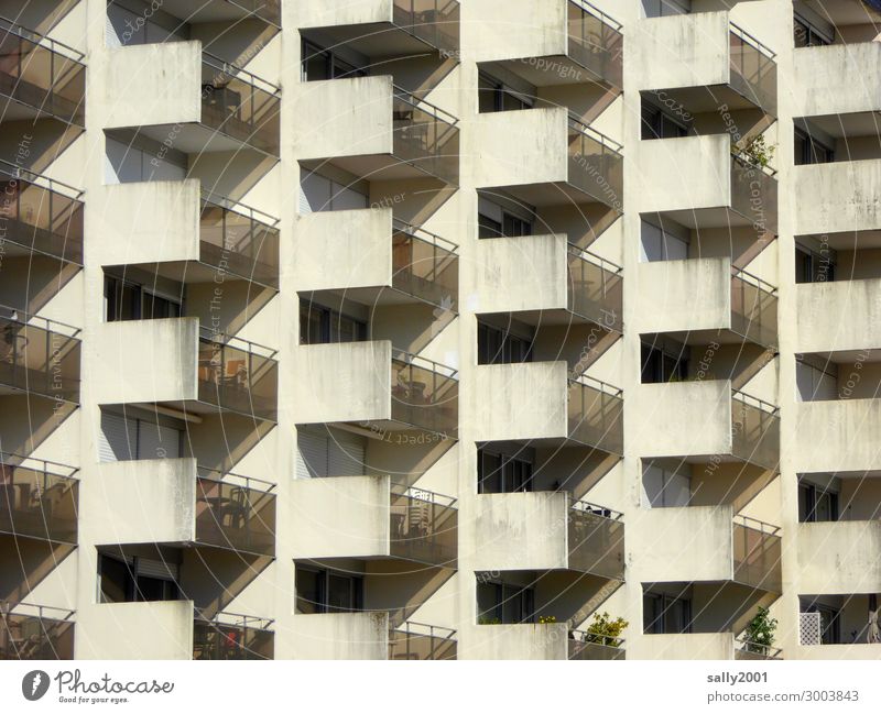Balkonien... Haus Hochhaus Gebäude Plattenbau Betonbauweise beobachten Erholung bedrohlich hässlich hoch kalt unten Ordnungsliebe Langeweile Einsamkeit