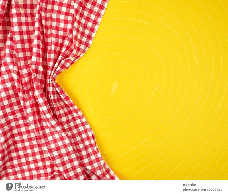 weiß-rotes kariertes Küchentuch auf gelbem Hintergrund Design Dekoration & Verzierung Tisch Stoff oben Sauberkeit Farbe Tradition Quadrat Baumwolle Deckung leer