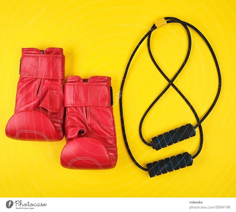 Paar rote Boxhandschuhe aus Leder Lifestyle sportlich Fitness Sport Seil Frau Erwachsene Accessoire Handschuhe gelb schwarz Schutz Konkurrenz Zahnfleisch