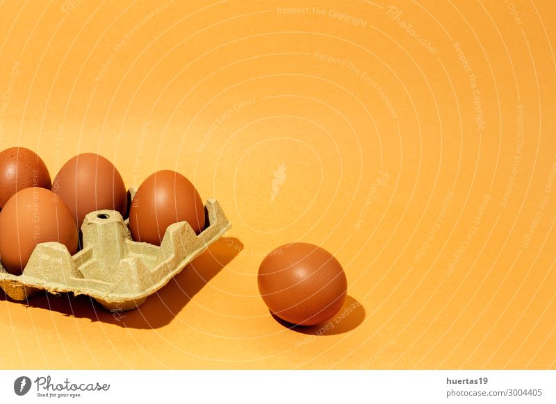 Frische rohe Eier auf braunem Hintergrund Lebensmittel Frühstück Dekoration & Verzierung Menschengruppe Tier frisch lecker natürlich Originalität gelb Farbe
