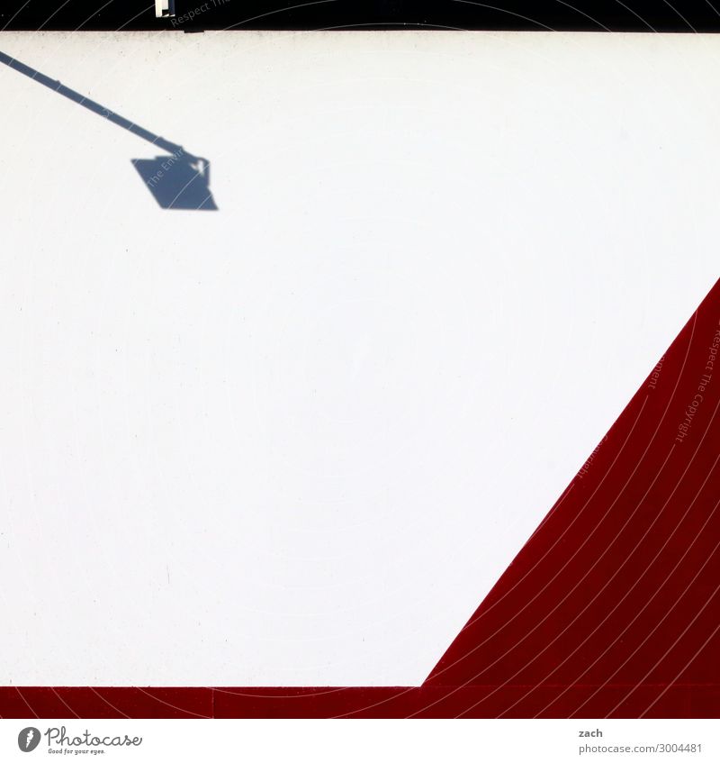 Weiß mit Lampe Stadt Stadtzentrum Menschenleer Haus Industrieanlage Mauer Wand Fassade Laterne rot weiß Farbfoto Außenaufnahme Muster Textfreiraum unten