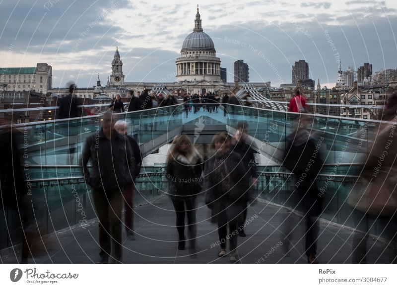Fußgänger auf der Milenium Bridge in London. Ferien & Urlaub & Reisen Tourismus Ausflug Sightseeing Städtereise Wirtschaft Mensch androgyn Menschenmenge Kunst