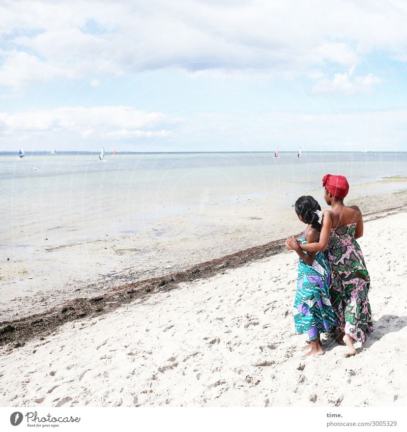 Gloria und Arabella feminin Mädchen Frau Erwachsene 2 Mensch Sand Himmel Wolken Horizont Schönes Wetter Strand Ostsee Kleid Kopftuch beobachten festhalten Blick