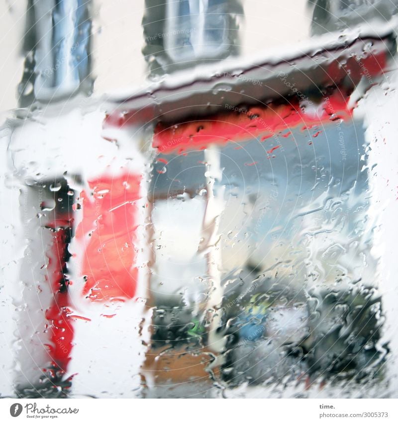 nebulös | kurz mal wie aus Kübeln ... Wasser schlechtes Wetter Regen Stadtzentrum Ladengeschäft Mauer Wand Fenster Tür Jalousie Schaufenster Flüssigkeit kalt