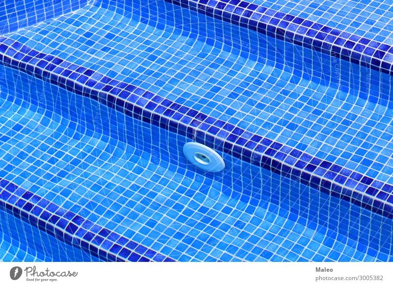 Fliesenschritte im Pool Schwimmbad blau Reichtum Wasser nass Resort Fliesen u. Kacheln Sauberkeit Detailaufnahme Sommer durchsichtig Transparente Gesundheit