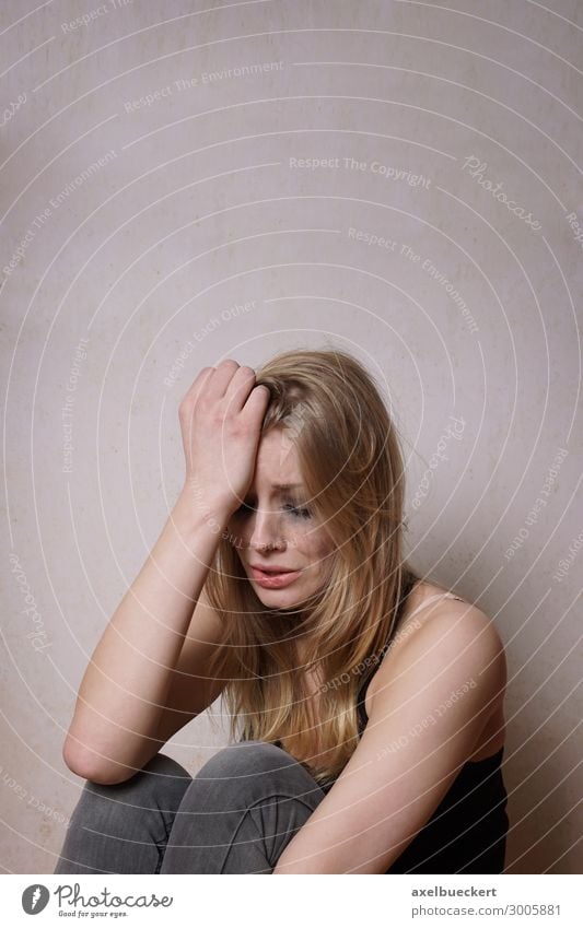 Frau mit verwischtem Make-up weint Mensch feminin Junge Frau Jugendliche Erwachsene 1 18-30 Jahre blond langhaarig Traurigkeit weinen Gefühle Sorge Trauer