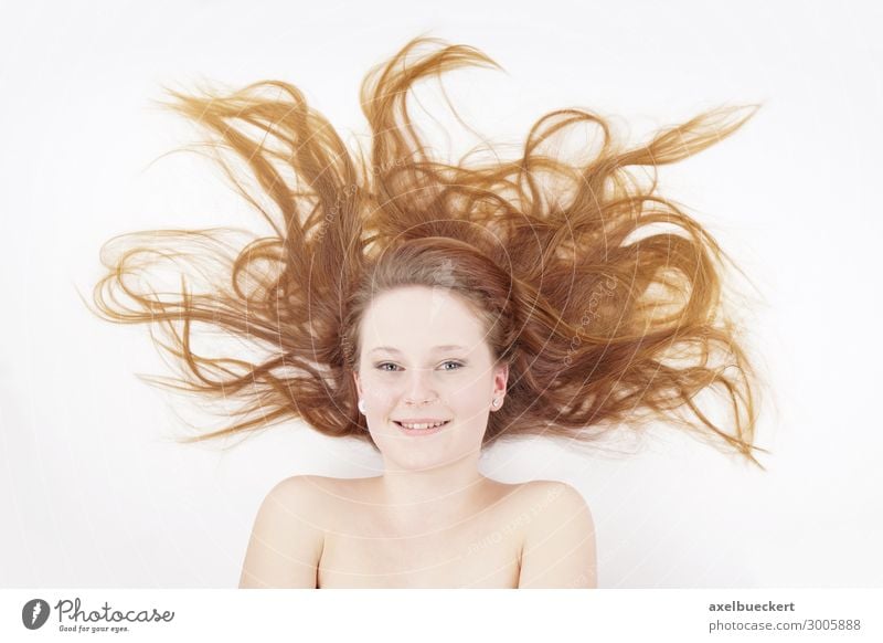 junge Frau mit langen rotblonden Haaren schön Haare & Frisuren Mensch feminin Junge Frau Jugendliche Erwachsene 1 18-30 Jahre rothaarig langhaarig Lächeln