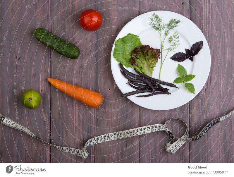 Maßband, Teller mit Gemüse Ernährung Essen Vegetarische Ernährung Diät Lifestyle Sommer Tisch Küche Blatt Holz Fitness dünn frisch lecker natürlich grün