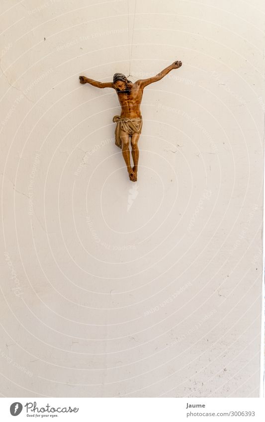 Christus an einer weißen Wand Mensch maskulin Mann Erwachsene Männlicher Senior 1 Kunst Kreuz Religion & Glaube Farbfoto Innenaufnahme Tag
