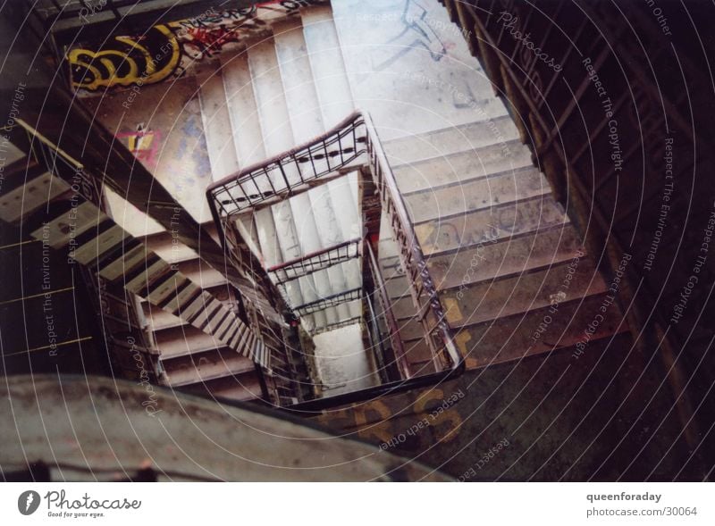 abwärts Treppenhaus Blick nach unten Architektur Niveau Geländer Perspektive