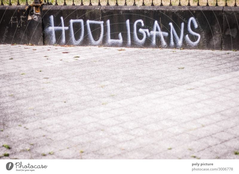 "HOOLIGANS" Graffiti an einer grauen Wand Stadt Stadtzentrum Menschenleer Zeichen Aggression Bildung Schutz Schwäche Sicherheit Hooligan Grafik u. Illustration