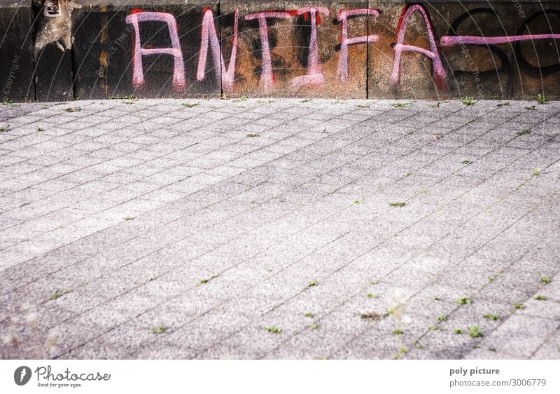 "Antifa" Graffiti an einer Wand Stadt Stadtzentrum Zeichen Aggression Angst Bürgersteig Politik & Staat Politische Bewegungen Antifaschismus Buchstaben