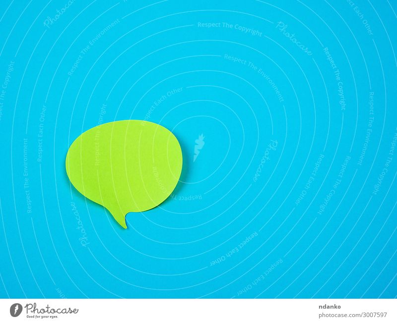 grüner Aufkleber in Form einer Wolke Büro Business sprechen Papier blau Farbe Entwurf Schaumblase Rede Mitteilung erinnern Klebstoff Hintergrund blanko Element