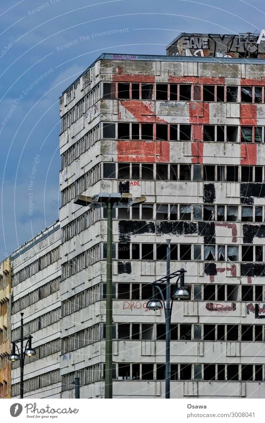Ruine Plattenbau Neubau Bürogebäude Menschenleer Unbewohnt Leerstand Verfall vernachlässigen Aufgabe verfallen Graffiti Tag Architektur Berlin Alexanderplatz