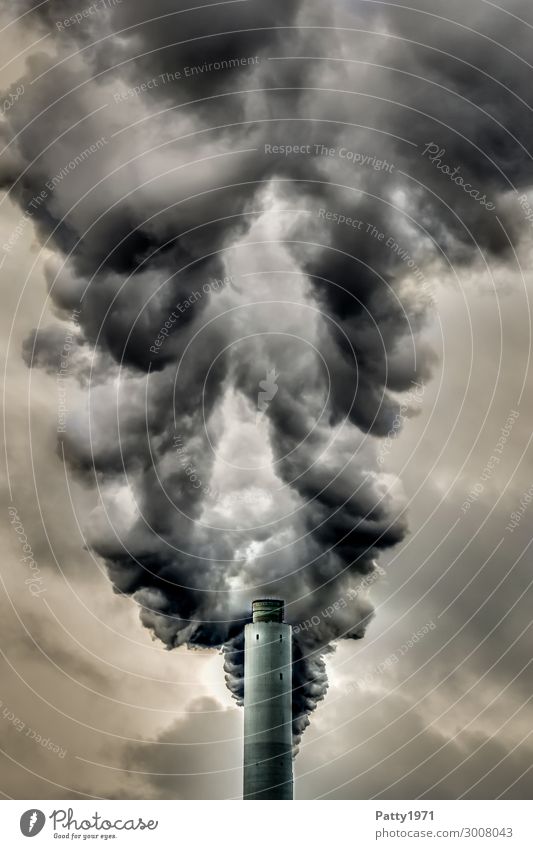 Industrieschlot Energiewirtschaft Kohlekraftwerk Schornstein Abgas Emission Rauch Kamin Rauchen bedrohlich dunkel braun grau schwarz Zukunftsangst Krise